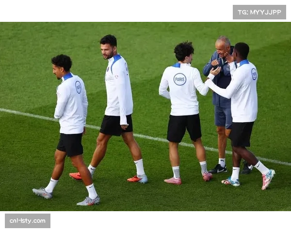 巴黎圣日耳曼举办“反对种族歧视”主题活动，球员携子女出席